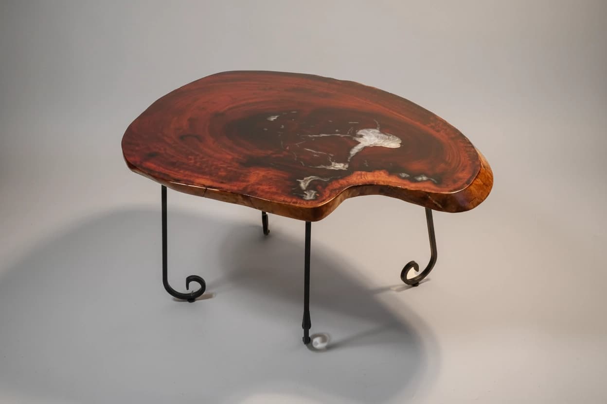 שולחן סלון יוקרתי. עץ אקליפטוס אדום.